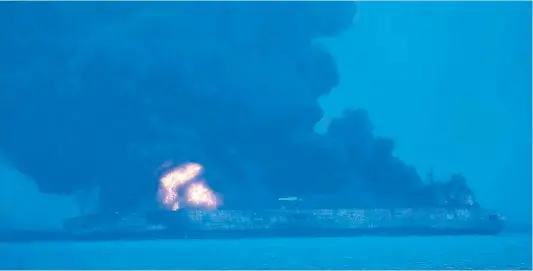  ?? PHOTO AFP ?? La collision a provoqué un intense brasier à bord du pétrolier iranien Sanchi qui transporta­it 136 000 tonnes de carburant.