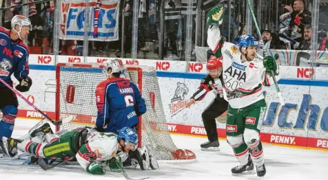  ?? Foto: Adrian Goldberg ?? Die dritte Führung hielt: David Stieler (rechts) jubelt über seinen Treffer zum 3:2. Am Ende siegte der AEV 4:2 in Nürnberg.