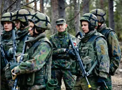  ?? ?? Det er fortsatt få kvinner i det finske forsvaret. Men andelen øker.
Stabssjef og oberstløyt­nant Riku Mikkonen i Den karelske brigaden har vaert i forsvaret i over 30 år. – Vi har utviklet forsvaret på en måte som er logisk i forhold til hvor vi ligger. Andre land har gjort vurderinge­r ut fra der de er, sier han.