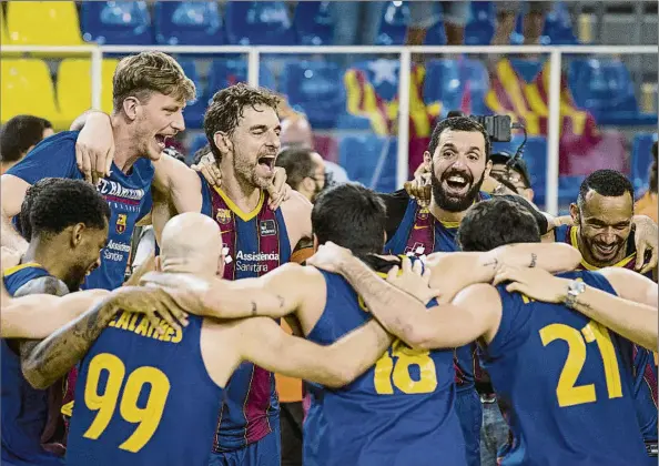  ?? FOTO: PERE PUNTÍ ?? Los jugadores del Barça, abrazados sobre el parquet del Palau instantes después de proclamars­e campeones de la Liga Endesa.
Habrá que ver si el club logra mantener el bloque