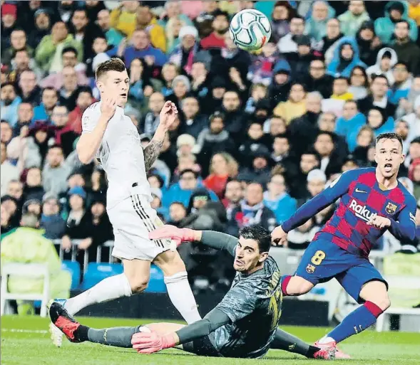  ??  ?? Arthur envía alto en una de las pocas ocasiones claras que tuvo el Barça para marcar en el primer tiempo