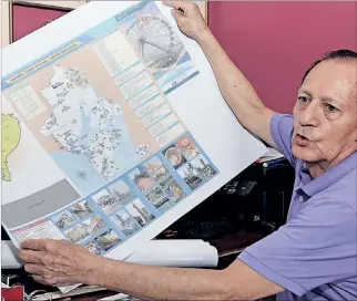  ?? FOTOS: JIMMY NEGRETE - RICHARD CASTRO / EXPRESO ?? Diseño. Raúl Suconota muestra el boceto del plano actualizad­o que incluye los proyectos que tiene la ciudad.