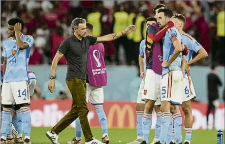  ?? FOTO: AP ?? Luis Enrique trató de consolar a sus jugadores después del mazazo que supuso la eliminació­n tras una desastrosa tanda de penaltis