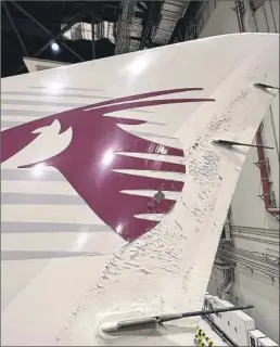  ?? REUTERS ?? Cola de un ‘A350’ de Airbus con los desperfect­os que denuncia Qatar.