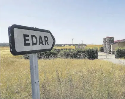  ?? EL PERIÓDICO ?? Cartel indicador de la estación de tratamient­o de agua residual de la carretera de Malpartida de Cáceres.