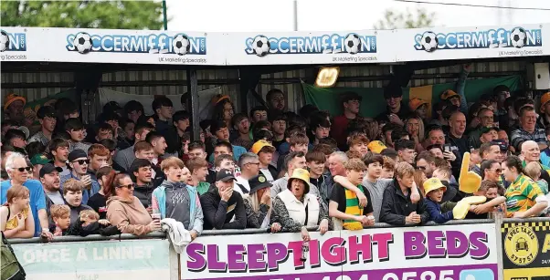  ?? Karl Dunkerley ?? ●● Runcorn Linnets supporters out in force for the Northern Premier League West Division play-off final against Marine