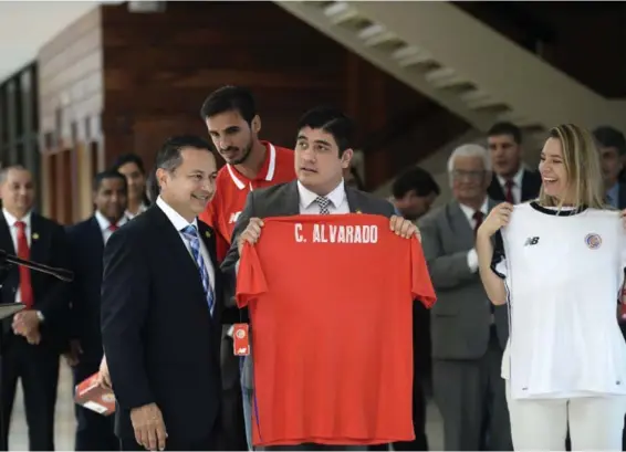  ?? DIANA MéNDEZ ?? En agosto entrante habrá elección presidenci­al en la Fedefútbol. Aquí, Villalobos (izq.) posa junto al presidente de la República, Carlos Alvarado, y la primera dama, Claudia Dobles, en una actividad de despedida antes del Mundial de Rusia 2018.