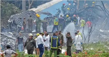  ?? Foto: Adalberto Roque, afp ?? Einsatzkrä­fte an der Absturzste­lle der Boeing 737 nahe Havanna.