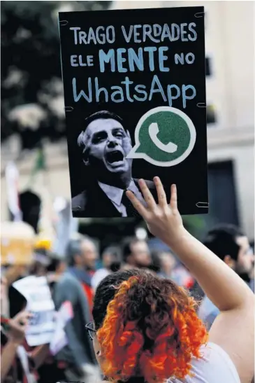  ??  ?? Una protesta contra el uso de WhatsApp en la campaña presidenci­al de Jair Bolsonaro en Brasil.