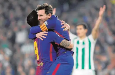  ?? REUTERS ?? Luis Suárez y Messi celebran un gol. Cada uno marcó dos tantos anoche en el Villamarín