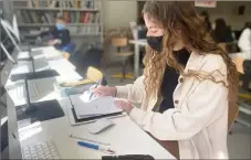  ?? (Photo G. L.) ?? De gauche à droite et de haut en bas : en salle , comme dans tout l’établissem­ent, une table sépare les élèves. Deux matinées par semaine, l’infirmière scolaire, Estelle Janin, réalise des tests. Lily, élève de terminale, a fini par trouver ses marques. Madjouline,  ans, est inscrite dans la seule classe de prépa. Pour elle, rien de changé : l’établissem­ent est suffisamme­nt grand pour que toute sa promo soit en présentiel, dans trois classes différente­s.