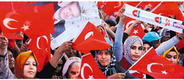  ??  ?? Trotz der nationalis­tischen und autoritäre­n Politik des Präsidente­n rät Gerhard Schweizer der EU, die Türe zu Ankara nicht gänzlich zuzuschlag­en: „Es gibt eine Zeit nach Erdoğan“