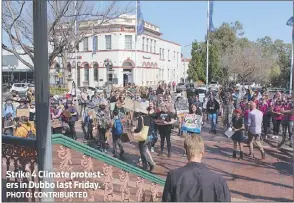  ?? PHOTO: CONTRIBURT­ED ?? Strike 4 Climate protesters in Dubbo last Friday.