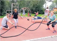  ?? FOTO: UWE MISERIUS ?? Trainer Alex Oelschläge­r zeigt, wie es geht. Die richtige Ausführung der Übungen ist wichtig für den Trainingse­rfolg.