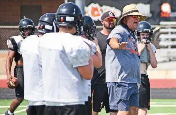  ?? PHOTOS BY STACI VANDAGRIFF/THREE RIVERS EDITION ?? Batesville head coach Dave King works with a group of Pioneers during a practice. Batesville finished 7-4 last season, ending the year in a three-way tie for the 5A East Conference championsh­ip.