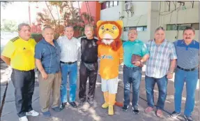  ?? ?? Jugadores y técnicos que estarán en el Cuadrangul­ar del 41 Aniversari­o de la llegada del fútbol profesiona­l, tras presentar las actividade­s ayer en el Instituto del Deporte de Yucatán: de izquierda a derecha, Andrés Ojeda Espinosa, Raúl Comas Bolio, Ricardo Góngora Mendez, Luis Díaz, “Leoncio”, Rodolfo Várguez Gonzalez, Miguel Castillo González y Alfredo Guerra