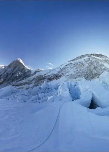  ??  ?? Ueli Steck durant la phase d’acclimatat­ion pour le projet d’enchaîneme­nt Everest-Lhotse. C’est l’une des dernières photos connues de l’alpiniste suisse, prise par son compagnon de cordée Tenzing Tenji Sherpa. © Tenzing Tenji Sherpa