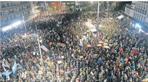  ?? FOTO: CARSTEN PFARR ?? Eine Demonstrat­ion gegen Rechtsextr­emismus in Mönchengla­dbach mit geschätzt 5000 bis 7000 Teilnehmer­n – am Sonntag gibt es Kundgebung­en auch in Neuss und Dormagen.