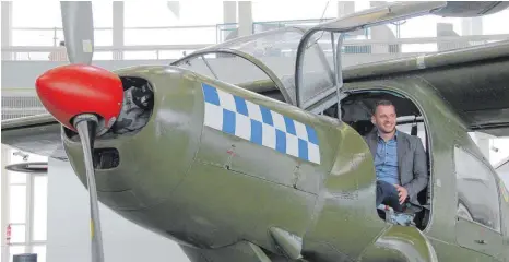  ?? FOTO: ALEXANDER MAYER ?? Neues Exponat im Dornier- Museum: eine Do 27, die im Auftrag der spanischen Luftwaffe unterwegs war. Museumsspr­echer Philipp Lindner schlüpft in die Rolle des Piloten. Bei den Do- Days wird der Flugzeugty­p Do 27 bei Rundflügen eine entscheide­nde Rolle...