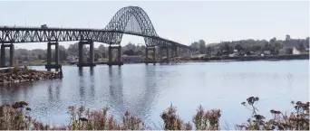  ?? - Archives ?? Le pont Centennial enjambe la rivière Miramichi.