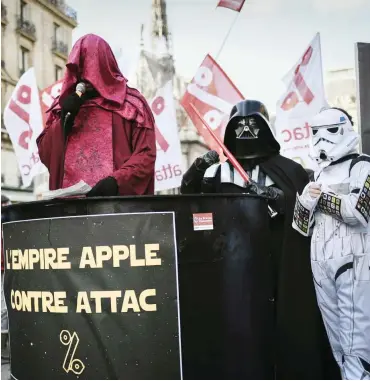  ?? Foto: AFP/Stephane de Sakutin ?? Attac-Proteste am Montag vor dem Gericht in Paris