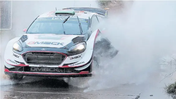  ?? DANIEL CACERES ?? A fondo. Elfyn Evans no encontró tantas respuestas positivas en su Ford y apenas pudo ganar uno de los seis especiales del día.