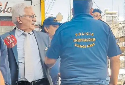  ??  ?? Arresto ante las cámaras. Rubén Carrazzone (62, izquierda) fue detenido mientras daba entrevista­s a la tv.