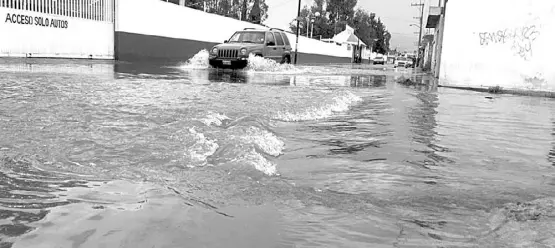  ??  ?? Las calles de la colonia Benito Juárez quedaron bajo el agua, la cual, corría como un auténtico caudal. Romahn Godina