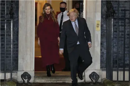  ?? FOTO: KIRSTY WIGGLESWOR­TH/TT-AP ?? Boris Johnson och hans sambo Carrie Symonds på trappen till premiärmin­isterns högkvarter 10 Downing Street i London. Bild från i februari.