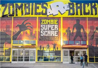  ?? BLOOMB ?? En Queens, NY, en una bodega abandonada crearon la casa embrujada de ‘Zombies Are Back’.