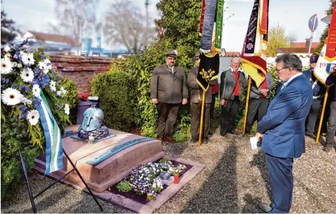  ?? Foto: Horst Hörger ?? Bei einer Gedenkfeie­r erinnerte der Markt Pfaffenhof­en am Samstag an seinen Ehrenbürge­r Hermann Köhl und an dessen Atlantiküb­erquerung vor 90 Jahren. Unser Foto zeigt Bürgermeis­ter Josef Walz, der am Grab des Flugpionie­rs auf dem Friedhof innehält....