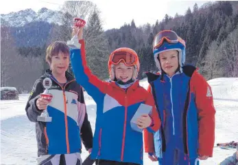  ?? FOTO: PRIVAT ?? Erfolgreic­her Tag für den SCB Lindau: Nemo Bauer (links) und Hannah-Sophie Tschada (Mitte) freuen sich über die Pokale. Phil Mory (rechts), Giulia Stolze und Leon Jost fuhren unter die Top 15.