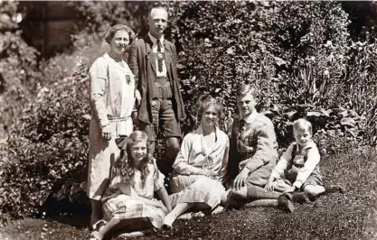  ??  ?? Auf diesem um  entstanden­en Familienfo­to ist das Herzogspaa­r Carl Eduard und Victoria Adelheid mit den Kindern Caroline Mathilde, Sibylla, Hubertus und Friedrich Josias (von links) zu sehen. Repros ()/Foto (): Matthias Wenzel