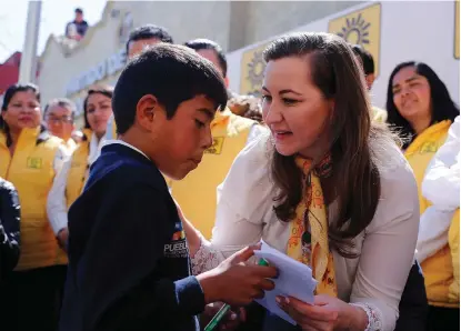  ?? SERGIO CERVANTES ?? La precandida­ta Martha Erika Alonso recibe el apoyo del PRD; un niño le entrega una carta.