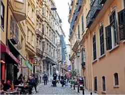  ??  ?? 1- Doğan Apartmanı’nın da bulunduğu Serdar-ı Ekrem Caddesi Serdar-ı Ekrem Street where
Doğan Apartment is located.
2- Ahşap oyma ustası Mustafa Yasak’ın atölyesi The workshop of master woodcarver Mustafa Yasak