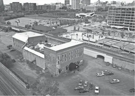  ?? DORAL CHENOWETH/COLUMBUS DISPATCH ?? The former Spaghetti Warehouse building at 397 W. Broad St. would be replaced with a 15-story tower under a plan submitted to the city.