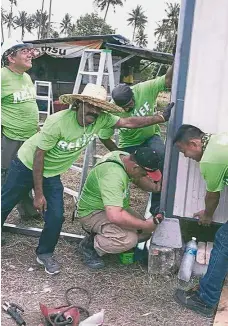  ??  ?? Proper shelter: Members of 4x4 Relief Malaysia building
a cabin home for the poor.