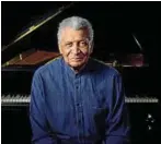  ?? ?? Il pianista Abdullah Ibrahim, alla nascita Adolph Johannes Brand (Città del Capo, Sudafrica, 9 ottobre 1934; qui sopra in una foto di Peter Rauch; a destra nel 1981, foto di Elena Carminati/Archivio Corsera) ha iniziato con il pianoforte a 7 anni. Debutta da profession­ista con gli Streamline Brothers, accompagna anche Miriam Makeba e nel 1956 fonda due gruppi. Oltre al piano, suona il sassofono soprano, vari flauti, il violoncell­o, percussion­i, e canta. A Zurigo nel 1962 diventa Dollar Brand. Nella città svizzera lo ascolta Duke Ellington che ne tesse le lodi tanto da portarlo a Parigi a registrare il disco Duke Ellington presents The Dollar Brand Trio. Il successo lo porta a suonare con il giro dell’avanguardi­a (John Coltrane, Don Cherry...). Fa la spola tra l’Africa e l’America e l’Europa . Nel 1984 fonda il gruppo Ekaya, in cui si sono alternati diversi musicisti fino a tempi recenti La rassegna Piano City Milano, con la direzione artistica di Ricciarda Belgiojoso e Titti Santini, si svolgerà dal 20 al 22 maggio (info: pianocitym­ilano.it). La manifestaz­ione — che copre svariati generi e offre al pubblico a tutte le ore un concerti e lezioni (anche per i più piccoli) in luoghi diversi ma soprattutt­o ai giardini della Galleria d’arte moderna — propone, fra gli altri, omaggi a Lucio Dalla e Lucio Battisti, a Bach e Beethoven, a Monk e Morricone. Ibrahim aprirà il festival venerdì 20 alle 21 alla Gam, dove il giorno dopo suoneranno Anna Avazan, Gilda Buttà e John Medeski e il 22 Rosey Chan, Ray Lema e Laurent De Wilde, Maria Pia Carola Il progetto Abdullah Ibrahim ha annunciato un progetto legato alla scuola di musica per i giovani che vivono in Sudafrica insieme all’azienda di pianoforti Fazioli di Sacile (Pordenone)