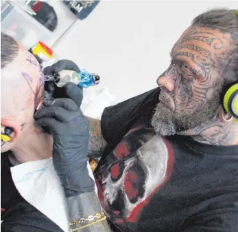  ?? FOTO: ANNIKA GONNERMANN ?? Wer ein Tattoo haben will, der kommt um den einen oder anderen Schmerz nicht herum.