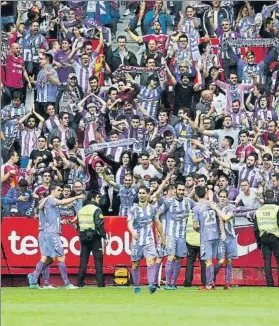  ?? FOTO: EFE ?? Los jugadores del Valladolid, celebrando uno de los goles marcados ayer en El Molinón