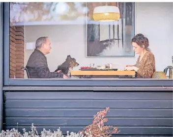  ?? FOTO: MAJESTIC FILMVERLEI­H/DPA ?? Martina Gedeck und Ulrich Tukur in einer Szene aus „Und wer nimmt den Hund?“.
