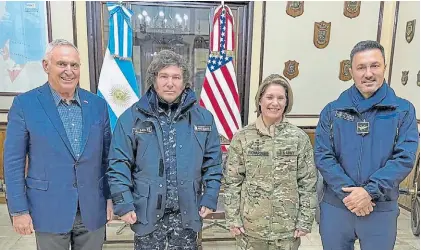  ?? ?? Banderas. El presidente Milei con la jefa del Comando Sur de EEUU, Laura Richardson, en Ushuaia.