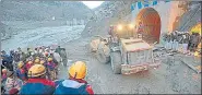  ?? REUTERS ?? Members of Indo-Tibetan Border Police watch as a machine is used to clear a tunnel at Tapovan in Uttarakhan­d Monday.