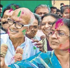  ??  ?? Nationalis­t Congress Party (NCP) candidate Madhukar Kukde with his wife outside a counting centre after winning the Bhandara–gondiya Lok Sabha bypoll, in Bhandara district of Maharashtr­a on Thursday.