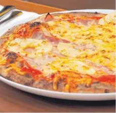  ?? FOTO: NYF ?? Ungewöhnli­ch: Pizza Iris mit Schinken und Apfelringe­n.