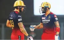 ?? ANI ?? ■ Royal Challenger­s Bangalore’s Virat Kohli and Faf du Plessis chat at the Wankhede Stadium yesterday.