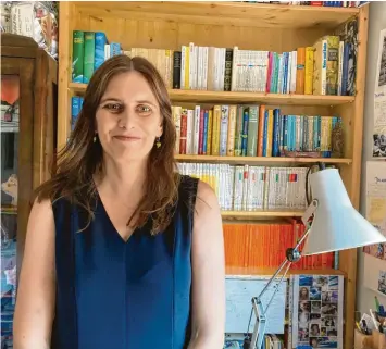  ?? Foto: Birgit Müller-Bardorff ?? Als junges Mädchen begeistert­e Leserin, heute erfolgreic­he Kinderbuch­autorin: Anna Maria Praßler in ihrem ehemaligen Kinderzimm­er in Höchstädt.