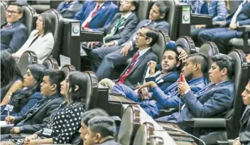  ??  ?? En la Cámara Baja, 300 prospectos a ocupar un cargo en el Senado de la República asistieron ayer al Segundo Parlamento Juvenil de México para fungir por un día como diputados.