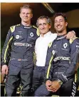  ?? FOTO: MATTHEWS/DPA ?? Nico Hülkenberg (l.), hier mit RenaultBer­ater Alain Prost, kämpft gegen Daniel Ricciardo (r.).