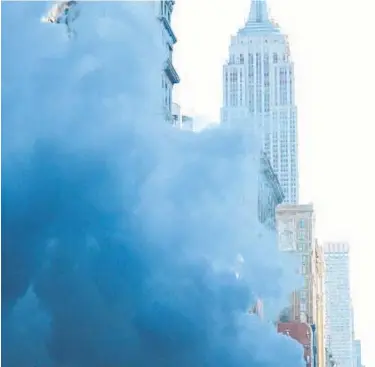  ?? MARCUS SANTOS/NEW YORK DAILY NEWS ?? Asbestos-laden steam rises into the air after Flatiron District explosion. Far right, FDNY responds to the scene.